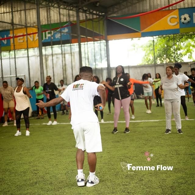 Femme active portant Femme Flow pendant une activité sportive