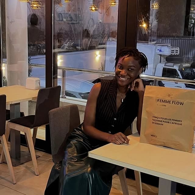 Cliente souriante avec sa culotte Femme Flow